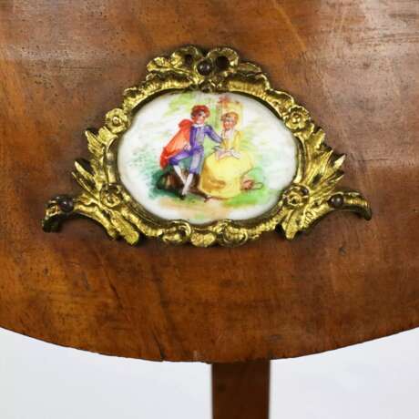 Консольный столик с фарфоровыми медальонами и латунно-бронзовым декором, в стиле третьего рококо. - фото 7