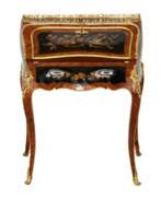 Столы. Кокетливое дамское бюро наборного дерева и позолоченной бронзы, в стиле Людовика XV.