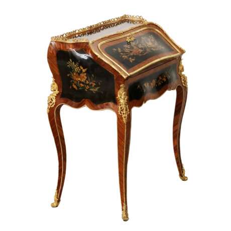 Coquette commode de dame en bois et bronze dore de style Louis XV. - photo 2