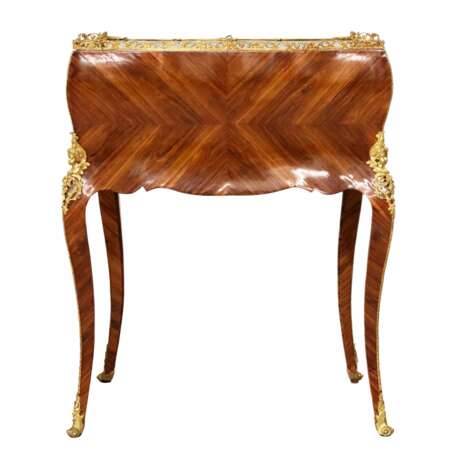 Coquettish ladies` bureau in wood and gilded bronze, Louis XV style. - Foto 7