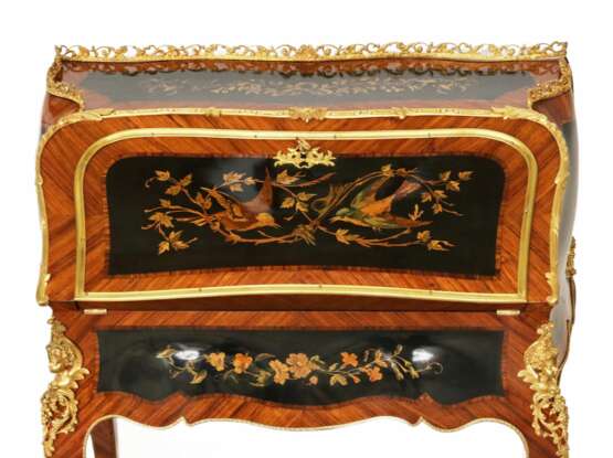 Coquette commode de dame en bois et bronze dore de style Louis XV. - photo 10