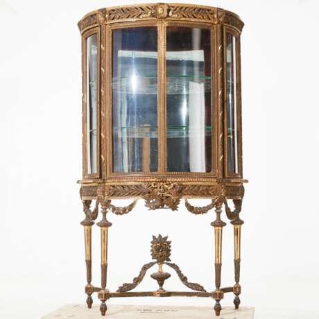 Золоченая деревянная витрина в стиле Louis XVI. - фото 1