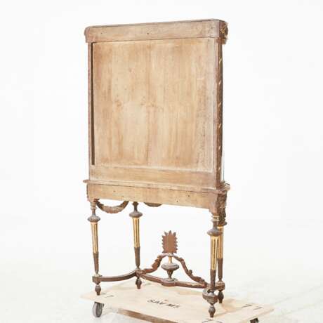 Vitrine en bois dore de style Louis XVI. - photo 2