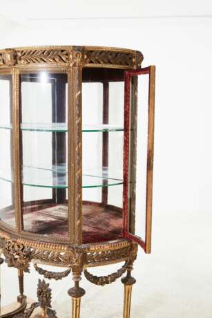 Золоченая деревянная витрина в стиле Louis XVI. - фото 4