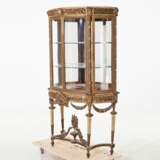 Золоченая деревянная витрина в стиле Louis XVI. - фото 5