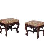 Sitzmöbel. A pair of superb carved mahogany banquettes in the George II style. The turn of the 19th-20th centuries.