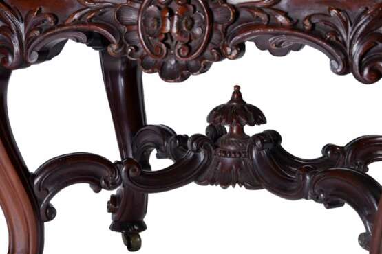 A pair of superb carved mahogany banquettes in the George II style. The turn of the 19th-20th centuries. - Foto 6