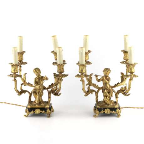 Paired lamps of gilded bronze with cupids playing music. - Foto 1