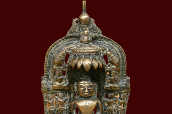 Bronze JAIN représentant le second JINA Патинированная бронза Религиозный жанр Индия XIVème 1354 г. - фото 3