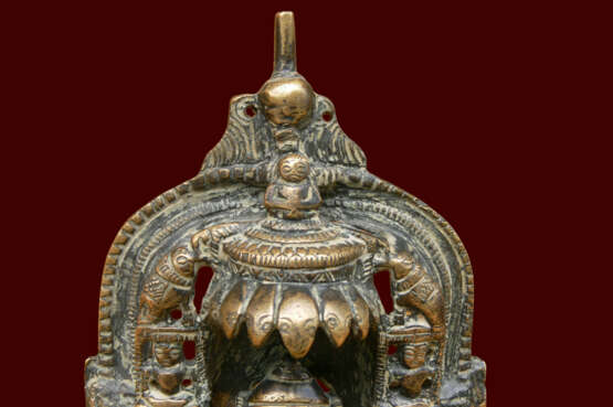 Bronze JAIN représentant le second JINA Патинированная бронза Религиозный жанр Индия XIVème 1354 г. - фото 4