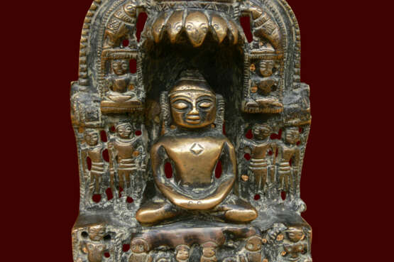 Bronze JAIN représentant le second JINA Патинированная бронза Религиозный жанр Индия XIVème 1354 г. - фото 5