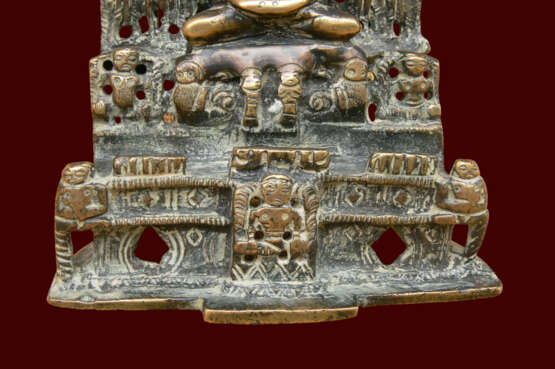 Bronze JAIN représentant le second JINA Патинированная бронза Религиозный жанр Индия XIVème 1354 г. - фото 6