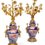 Paar prächtige Deckelvasen mit Kerzenleuchtern und Bronzemontierung - photo 1