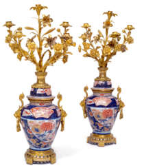 Paar prächtige Deckelvasen mit Kerzenleuchtern und Bronzemontierung