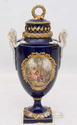 MEISSEN PORZELLAN DUFTVASE, kobaltblaues Porzellan glasiert und goldtsaffiert, um 1875