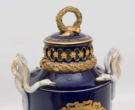MEISSEN PORZELLAN DUFTVASE, kobaltblaues Porzellan glasiert und goldtsaffiert, um 1875 - photo 2