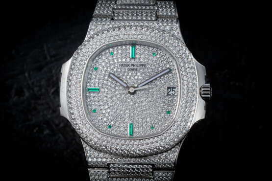 PATEK PHILIPPE, NAUTILUS REF. 5719/1G-010, A SPECTACULAR AND VERY RARE GOLD AND DIAMOND-SET AUTOMATIC WRISTWATCH - Foto 2