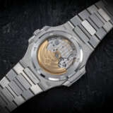 PATEK PHILIPPE, NAUTILUS REF. 5719/1G-010, A SPECTACULAR AND VERY RARE GOLD AND DIAMOND-SET AUTOMATIC WRISTWATCH - Foto 3