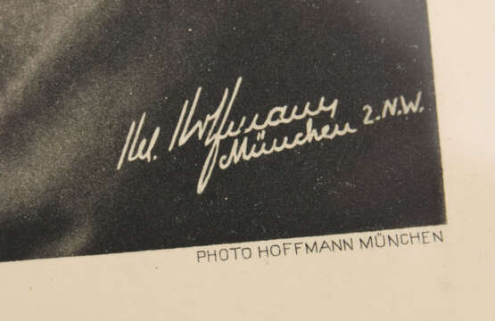 KONV. VON ZWEI HITLERPORTRAITS UND EINEM MAGAZIN, Deutschland, 20. Jahrhundert - Foto 3