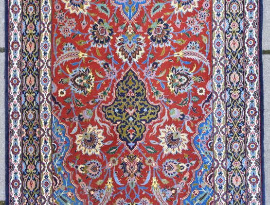 TEPPICH ISFAHAN, Korkwolle und Seide, signiert, 20. Jahrhundert - фото 6