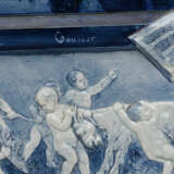 VILLEROY& BOCH METTLACH, Porzellan Bildplatte "Geiger am Fenster", kobaltblau bemalt, gerahmt, 1896 - photo 2