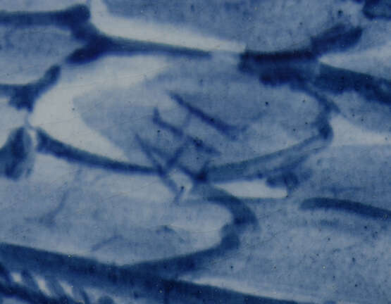 VILLEROY&BOCH METTLACH, Porzellan Bildplatte "Fischersfrau", kobaltblau bemalt, gerahmt, um 1900 - фото 2