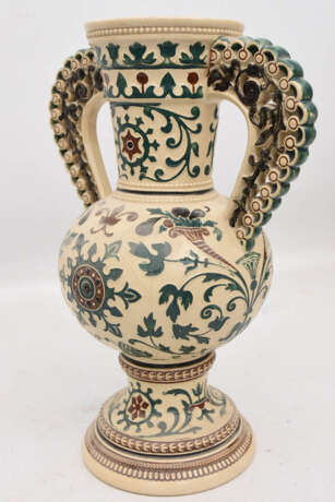 HENKELVASE RENAISSANCE-DEKOR, bemalte glasierte Keramik, um 1900 - photo 2