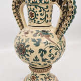 HENKELVASE RENAISSANCE-DEKOR, bemalte glasierte Keramik, um 1900 - фото 2