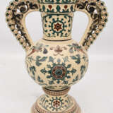 HENKELVASE RENAISSANCE-DEKOR, bemalte glasierte Keramik, um 1900 - photo 3