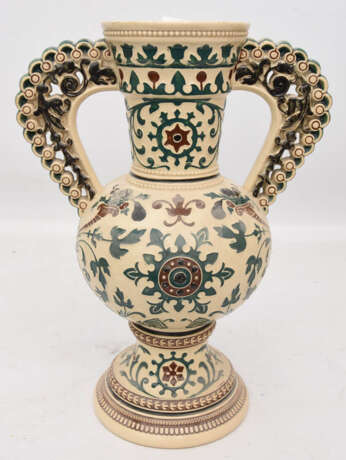 HENKELVASE RENAISSANCE-DEKOR, bemalte glasierte Keramik, um 1900 - photo 3