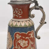 DECKELKANNE MIT TRINKSPRUCH, bemalte glasierte Keramik/Zinn, Anfang 20. Jahrhundert - photo 1
