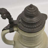 VILLEROY & BOCH METTLACH, GROSSER DECKELKRUG, glasierte Keramik/Zinn, gemarkt, um 1900 - Foto 5
