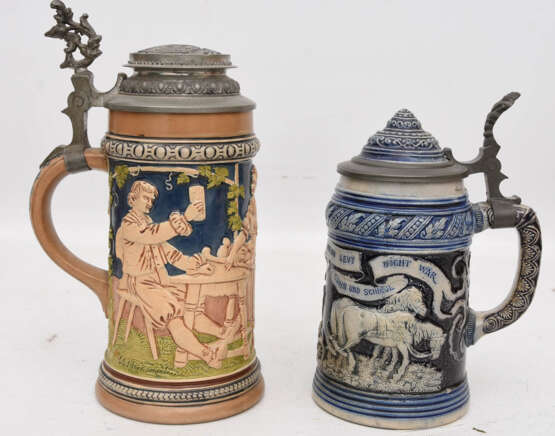 ZWEI DECKELKRÜGE FÜR BIER, bemalte glasierte Keramik, Zinn teils graviert, gemarkt, um 1900 - фото 1