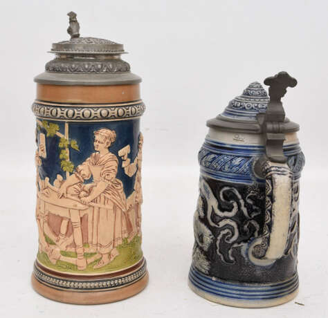 ZWEI DECKELKRÜGE FÜR BIER, bemalte glasierte Keramik, Zinn teils graviert, gemarkt, um 1900 - фото 2