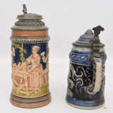 ZWEI DECKELKRÜGE FÜR BIER, bemalte glasierte Keramik, Zinn teils graviert, gemarkt, um 1900 - Foto 2