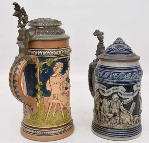 ZWEI DECKELKRÜGE FÜR BIER, bemalte glasierte Keramik, Zinn teils graviert, gemarkt, um 1900 - Foto 4