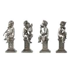 Four funny figures of putti musicians in silver.Четыре забавные фигурки путти-музыкантов в серебре.Quatre drôles de figures de musiciens putti en argent.