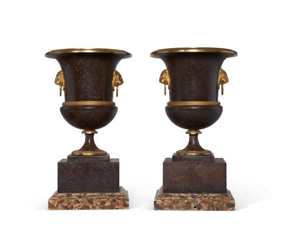 A PAIR OF EMPIRE ORMOLU AND TOLE PEINTE URNS - photo 1