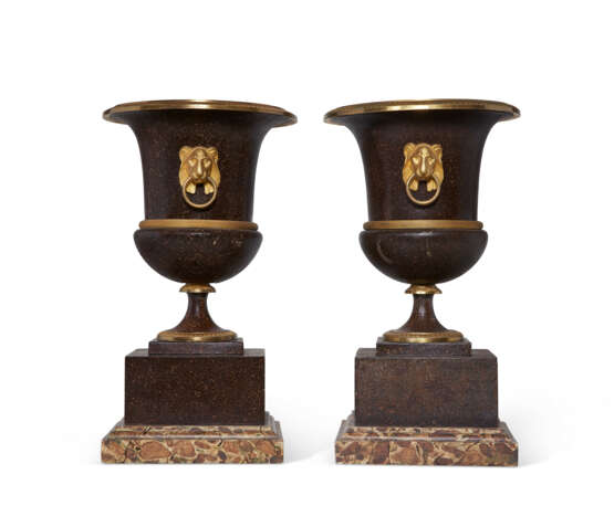 A PAIR OF EMPIRE ORMOLU AND TOLE PEINTE URNS - photo 2