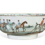 A CHINESE EXPORT PORCELAIN 'EUROPEAN SUBJECT' PUNCHBOWL - Foto 1