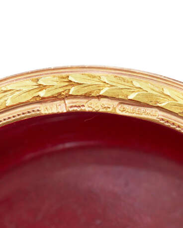 AN IMPERIAL JEWELED TWO-COLOR GOLD-MOUNTED PURPURINE BOWL - Foto 2