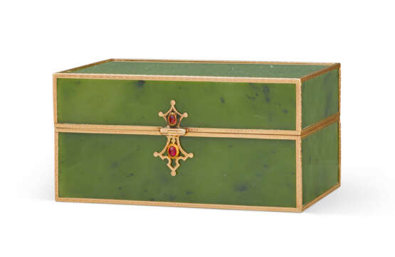 A JEWELED AND GOLD-MOUNTED NEPHRITE BOX - Foto 1