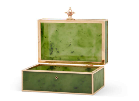 A JEWELED AND GOLD-MOUNTED NEPHRITE BOX - фото 2