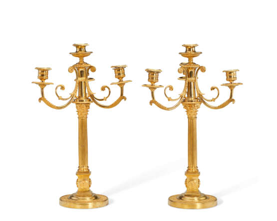 A PAIR OF DIRECTOIRE ORMOLU FOUR-LIGHT CANDELABRA - Foto 2