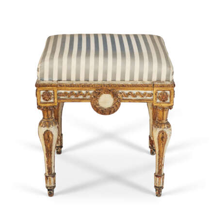 A ROYAL NORTH ITALIAN WHITE-PAINTED AND PARCEL-GILT TABOURET - Foto 3