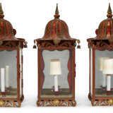 A SET OF FIVE REGENCY STYLE RED AND GILT JAPANNED TOLE LANTERNS - Foto 2