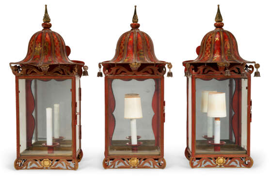 A SET OF FIVE REGENCY STYLE RED AND GILT JAPANNED TOLE LANTERNS - photo 2