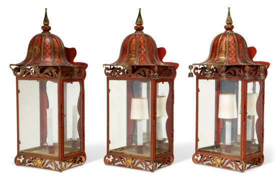 A SET OF FIVE REGENCY STYLE RED AND GILT JAPANNED TOLE LANTERNS - фото 3