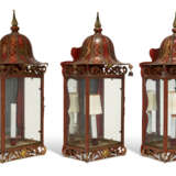 A SET OF FIVE REGENCY STYLE RED AND GILT JAPANNED TOLE LANTERNS - photo 4