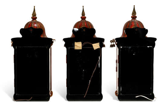 A SET OF FIVE REGENCY STYLE RED AND GILT JAPANNED TOLE LANTERNS - photo 5